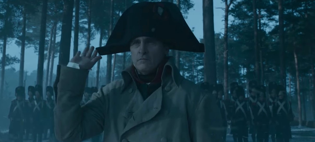 Napoleão lidera batalha intensa em nova cena do filme de Ridley Scott