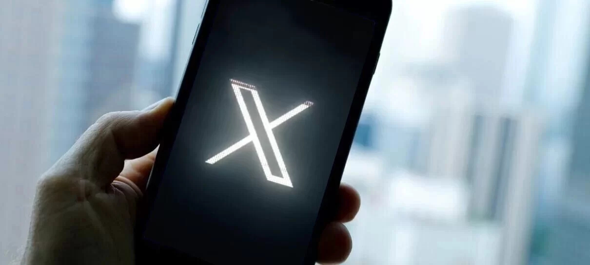 Elon Musk diz que X, o ex-Twitter, voltará a exibir manchetes