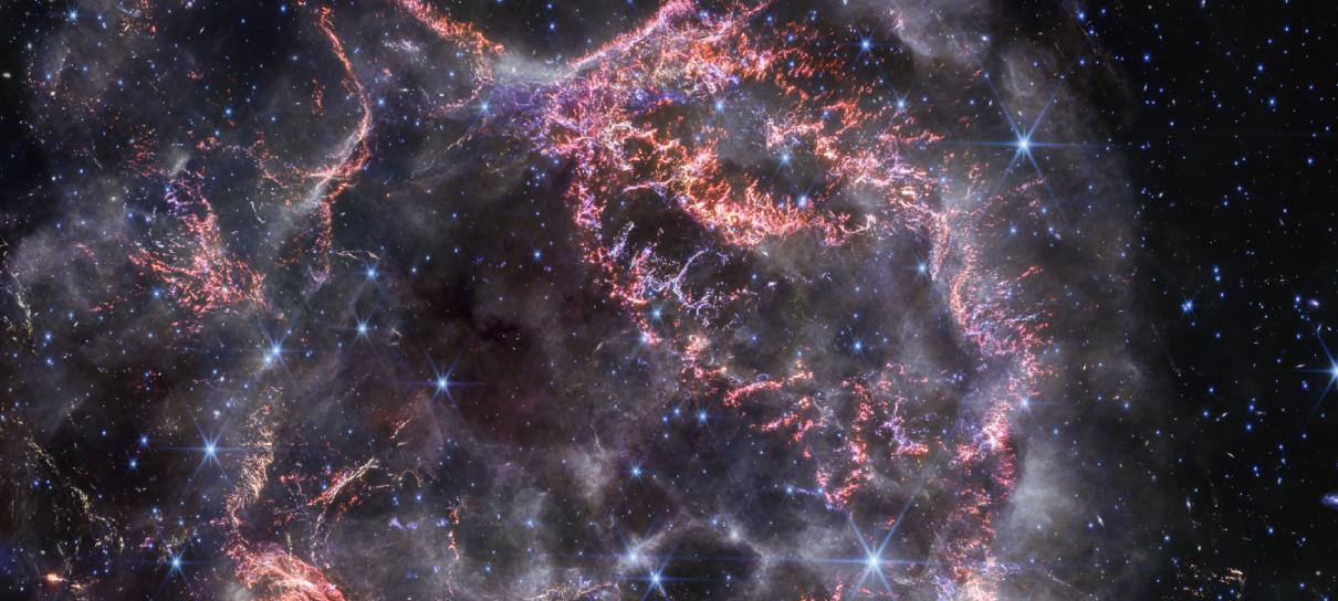 Telescópio James Webb da NASA capta explosão estelar em alta resolução