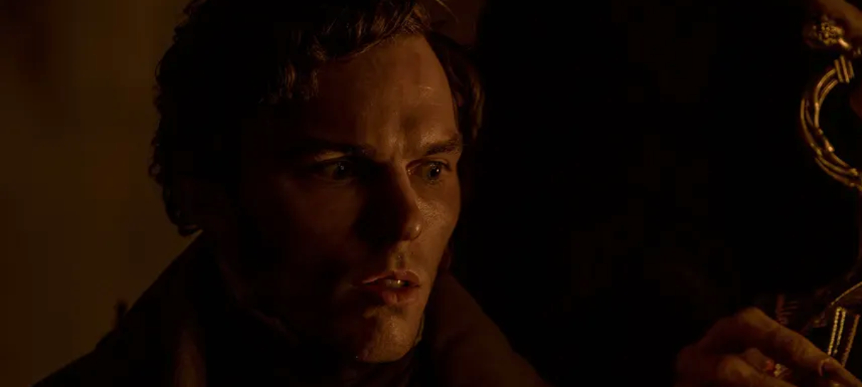 Nicholas Hoult está apavorado em foto do remake de Nosferatu