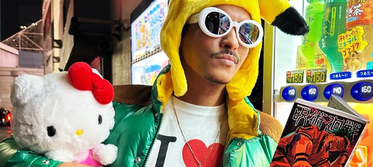 Bruno Mars vira otaku em visita ao Japão e foto com mangá Jujutsu Kaisen