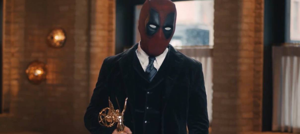Ryan Reynolds encarna Deadpool ao receber prêmio do Emmy