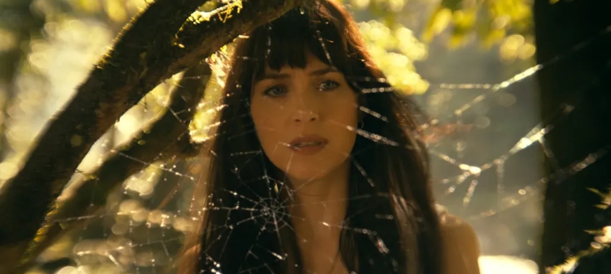 Madame Teia reúne Dakota Johnson e companhia em novas imagens [ATUALIZADO]
