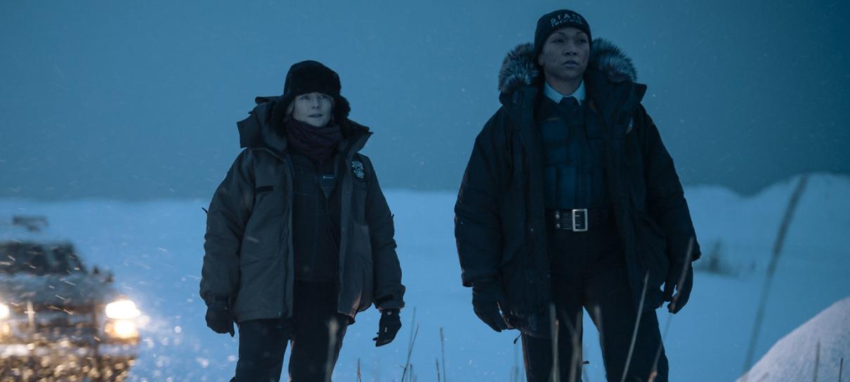 True Detective: Terra Noturna equilibra novidade e tradição em estreia contida