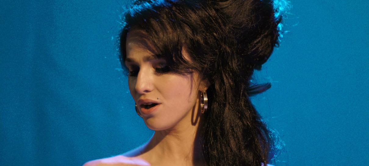 Back to Black, cinebiografia de Amy Winehouse, aquece para novo trailer com pôster