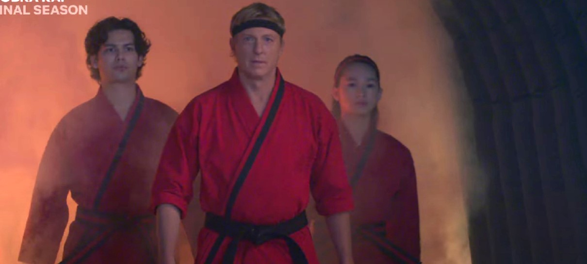 Elenco de Cobra Kai se reúne em foto dos bastidores da temporada final