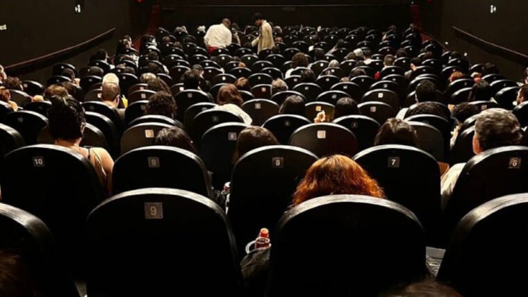 Grupo fica preso em cinema do RJ após funcionários esquecerem última sessão