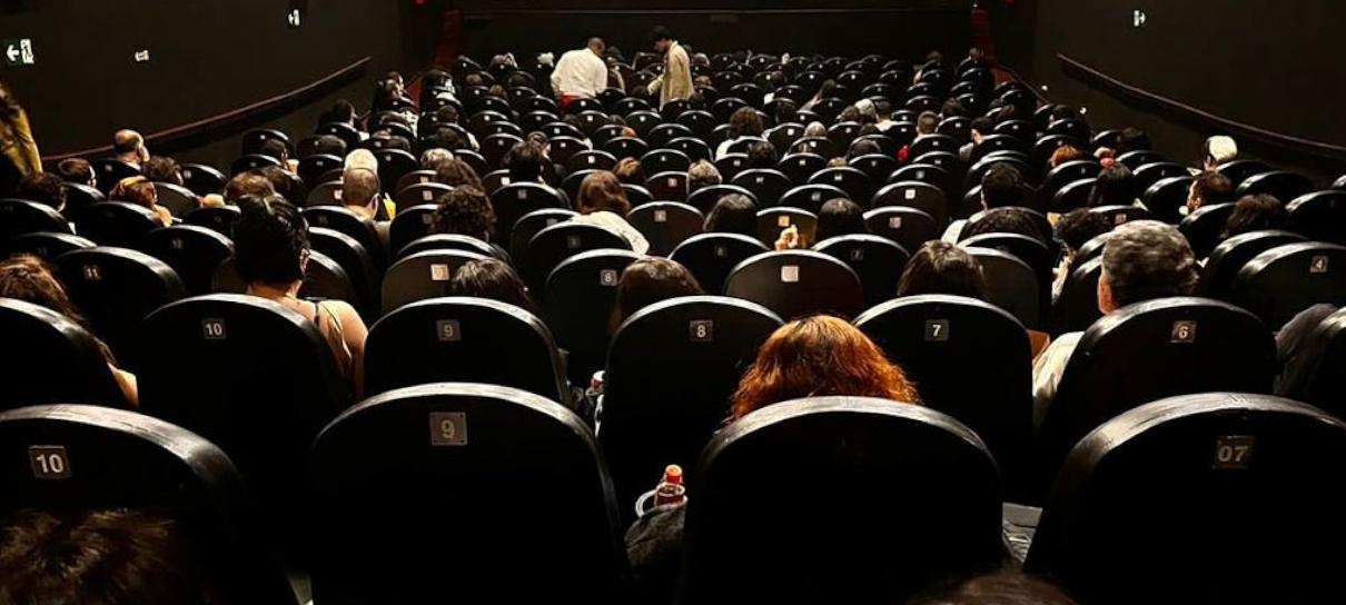 Grupo fica preso em cinema do RJ após funcionários esquecerem última sessão