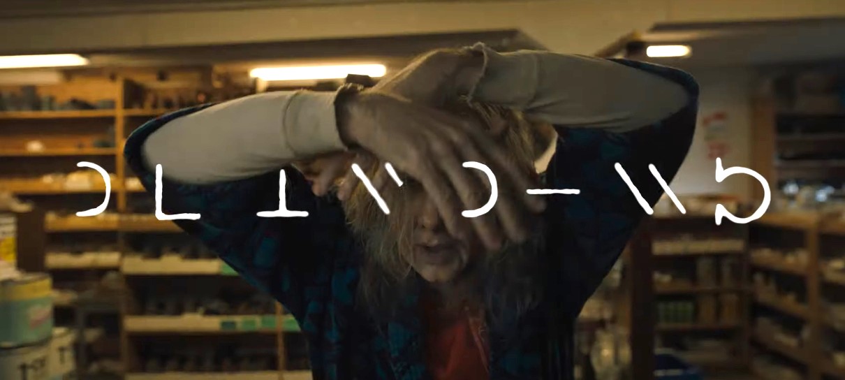 Nicolas Cage vira assassino em trailer bizarro de filme de terror