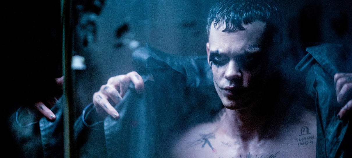 Bill Skarsgard vira O Corvo nas primeiras fotos do remake do clássico