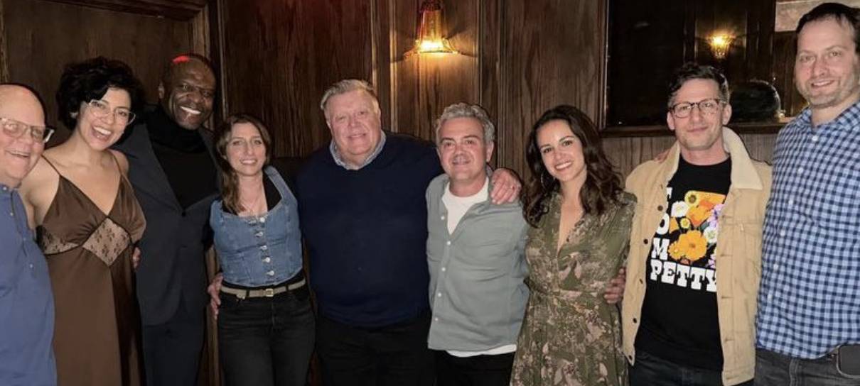 Elenco de Brooklyn Nine-Nine relembra Andre Braugher em reunião