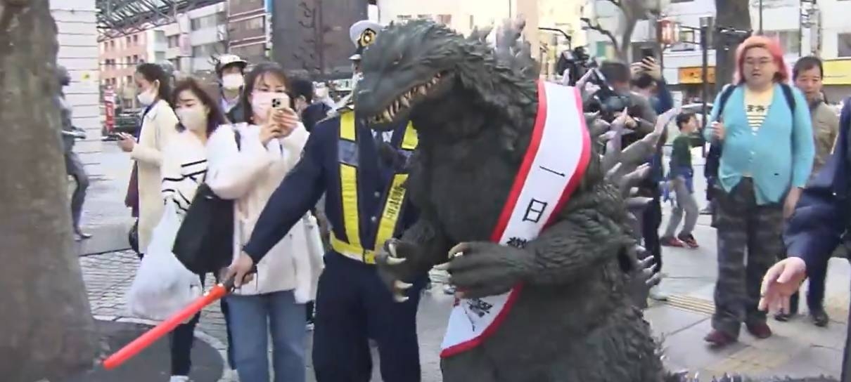 Godzilla vira chefe de polícia por um dia em Tóquio