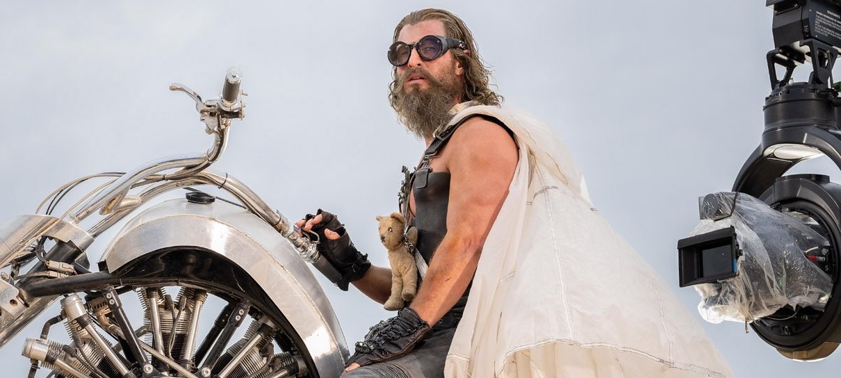 Chris Hemsworth aparece motorizado em foto de Furiosa