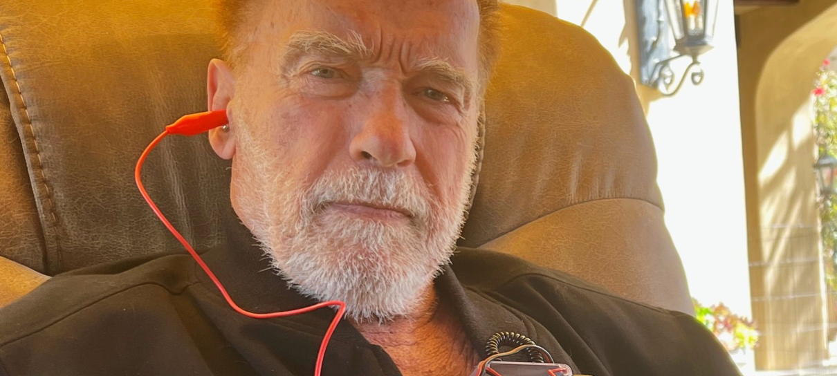 Arnold Schwarzenegger agradece apoio dos fãs após colocar marca-passo