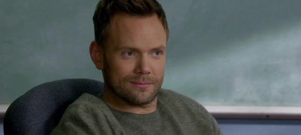 Joel McHale comenta ausência de Chevy Chase do filme de Community