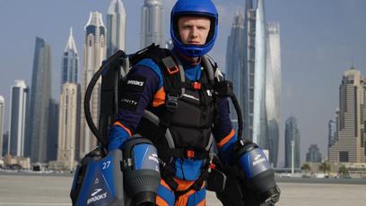 Primeira corrida mundial de Jet Suit é realizada em Dubai; veja vídeo