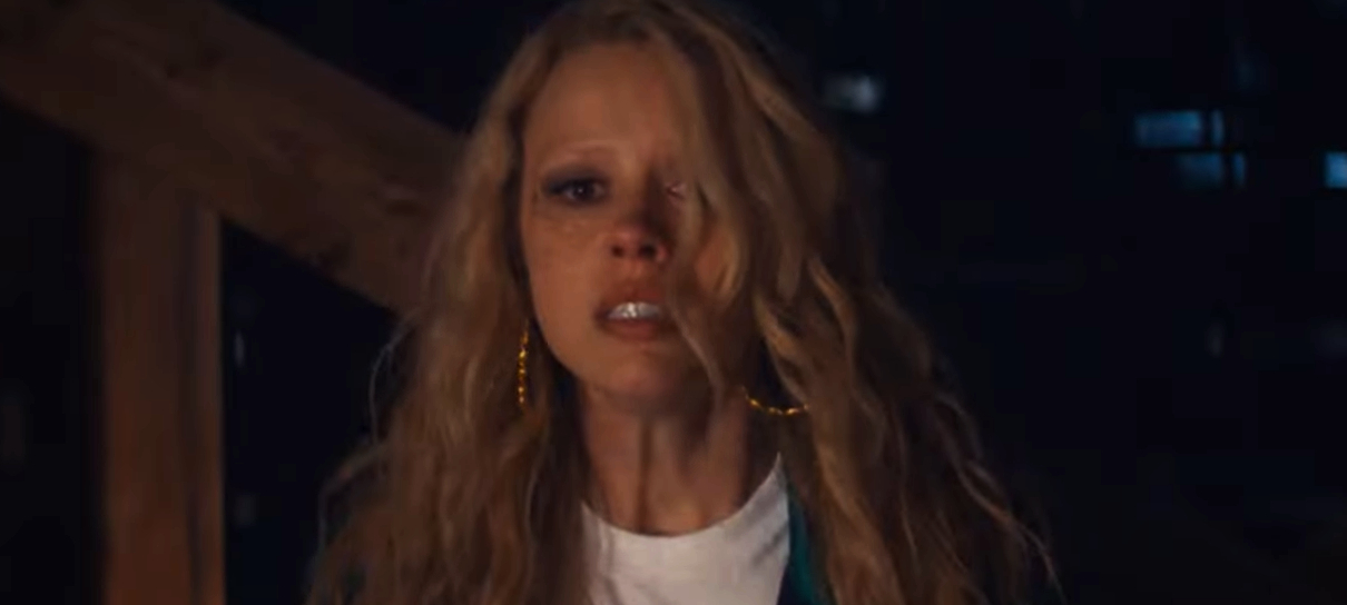 MaXXXine ganha trailer com sangue, glamour e grande elenco