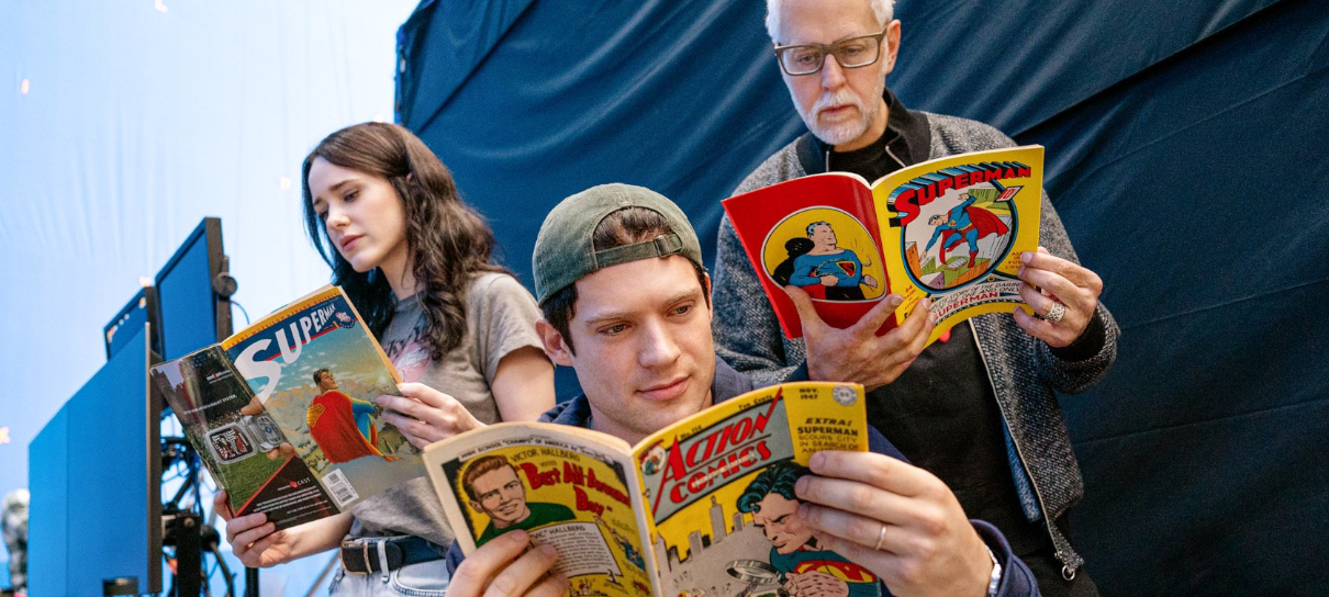 Elenco de Superman celebra 86 anos do herói lendo HQs