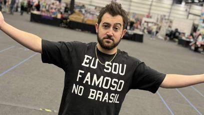 Greg, de Todo Mundo Odeia o Chris, mostra amor ao Brasil em camiseta