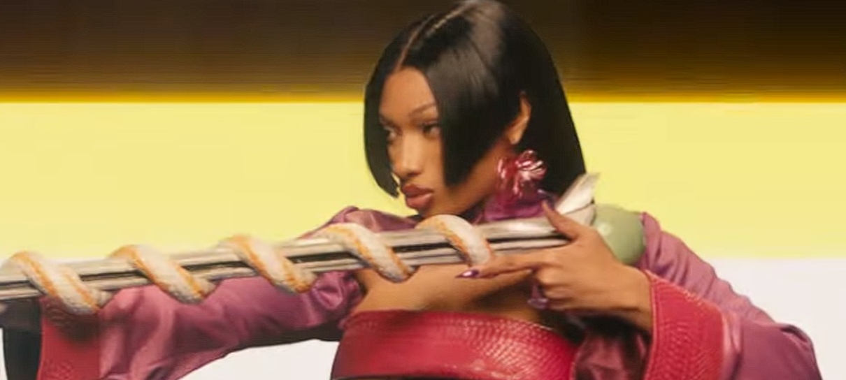 Megan Thee Stallion brinca com One Piece e games em videoclipe mortal