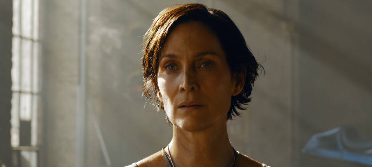 Carrie-Anne Moss é confirmada em FUBAR, série de Schwarzenegger na Netflix