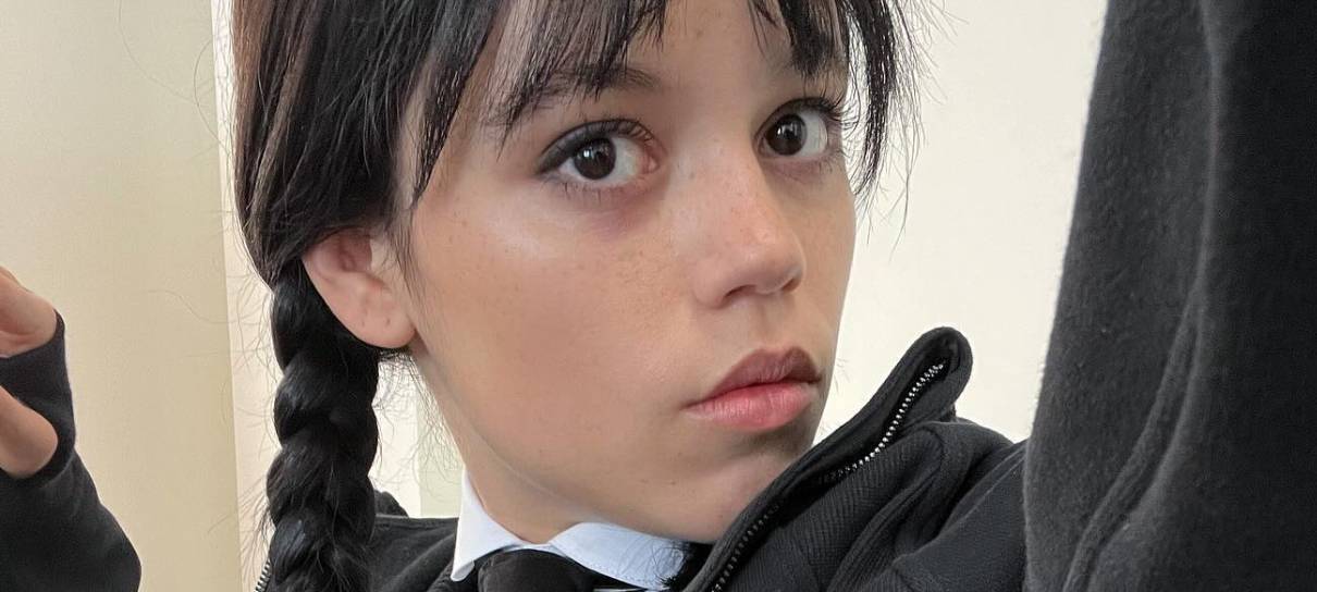 Jenna Ortega aparece trevosa em foto da 2ª temporada de Wandinha