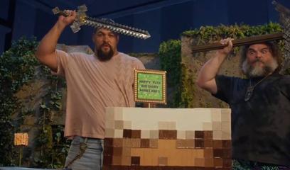 Jason Momoa e Jack Black comemoram os 15 anos de Minecraft em vídeo