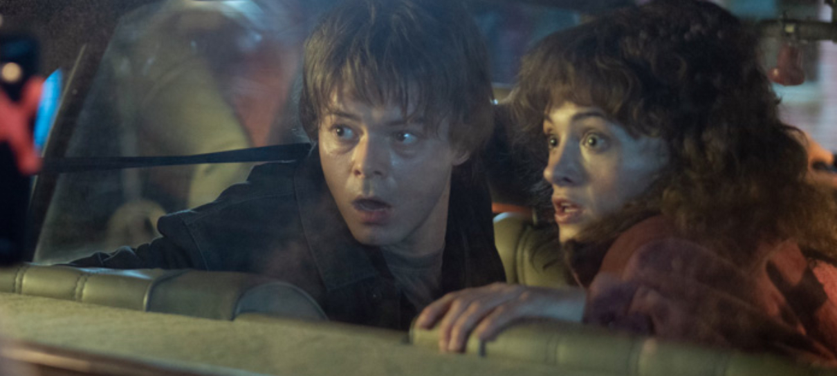 Nancy e Jonathan não devem sair do carro em foto de Stranger Things 5