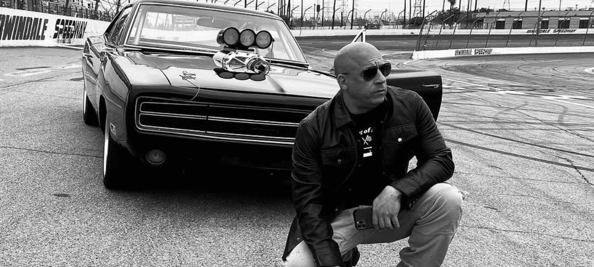Foto mostra Vin Diesel aquecendo motor em set de Velozes e Furiosos