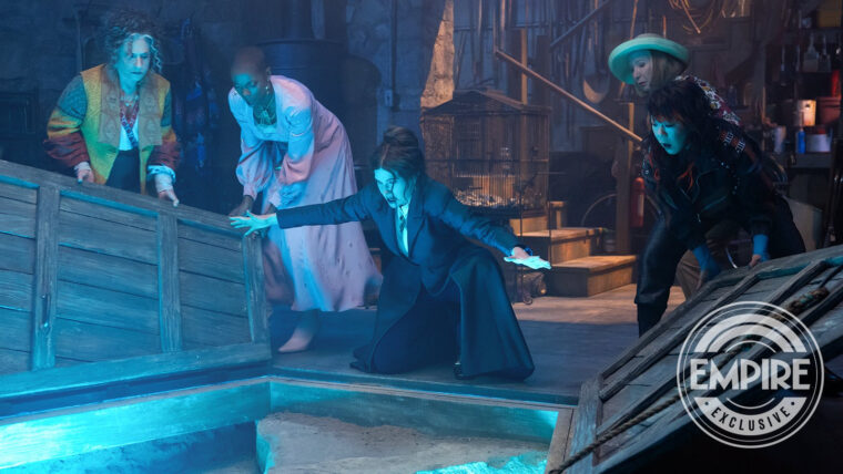 Agatha Harkness se une a bruxas na 1ª foto da série da Marvel (Empire/Marvel Studios/Reprodução)
