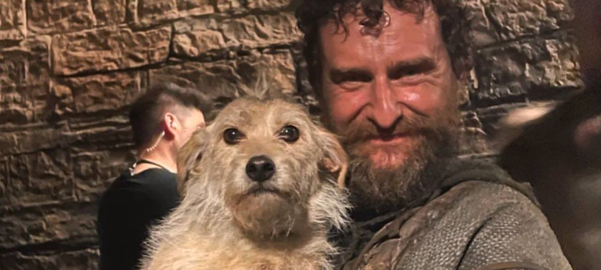 Ator de A Casa do Dragão publica foto com cachorrinho: “somos amigos”