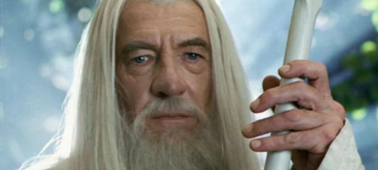 Ian McKellen é levado para hospital após acidente em teatro