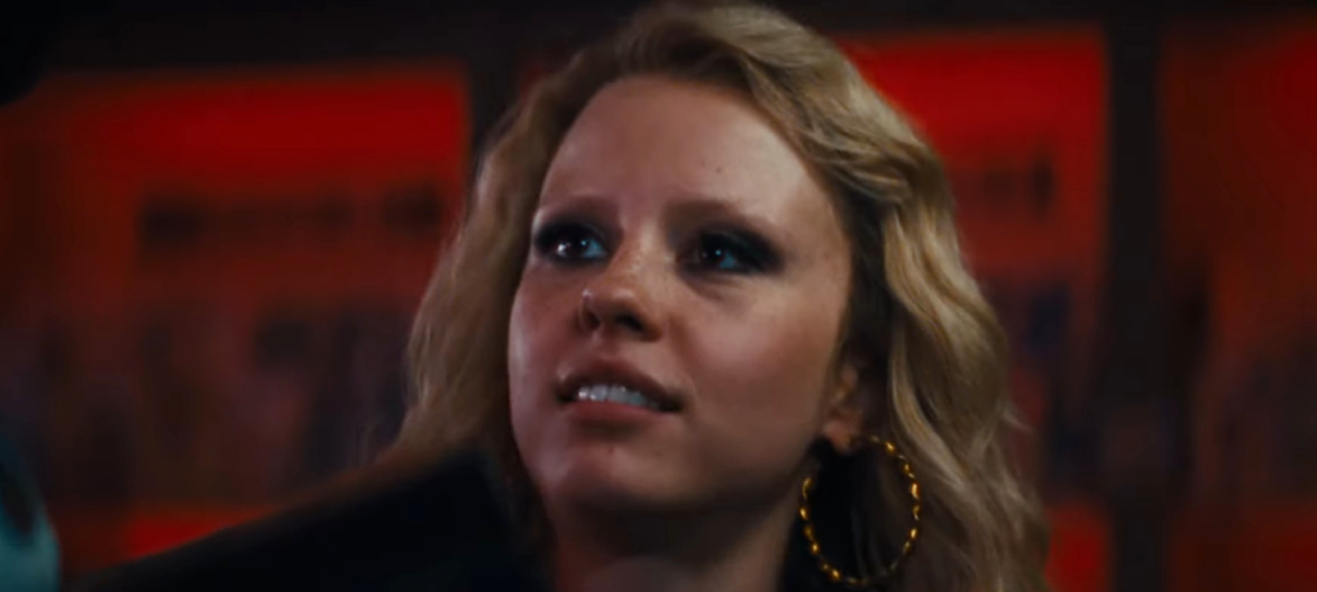 Mia Goth enfrenta stalker assassino em trailer de Maxxxine