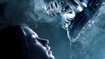 Cailee Spaeny e Xenomorfo estão cara a cara em cartaz de Alien: Romulus
