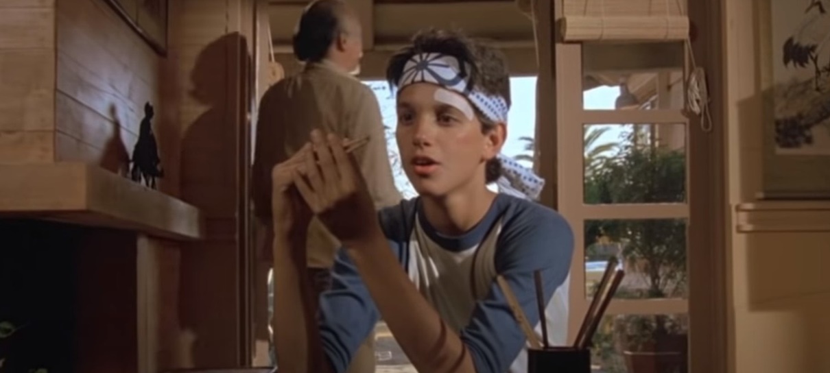 Pôster de Cobra Kai faz referência a cena icônica de Karatê Kid