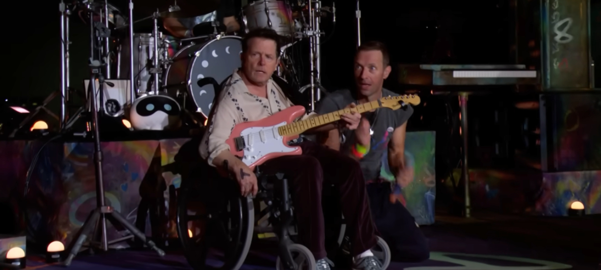 Michael J. Fox toca guitarra com Coldplay em festival na Inglaterra