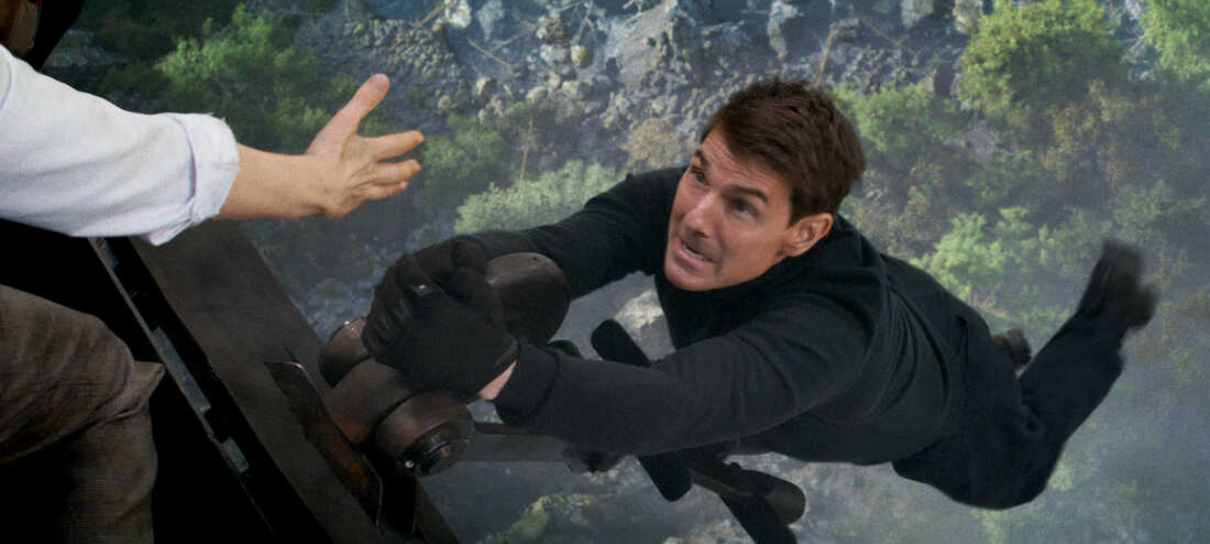 Tom Cruise se pendura em avião de ponta-cabeça para novo Missão: Impossível