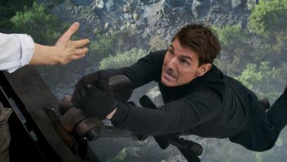 Tom Cruise se pendura em avião de ponta-cabeça para novo Missão: Impossível
