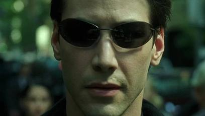 Keanu Reeves chora ao relembrar os 25 anos de Matrix