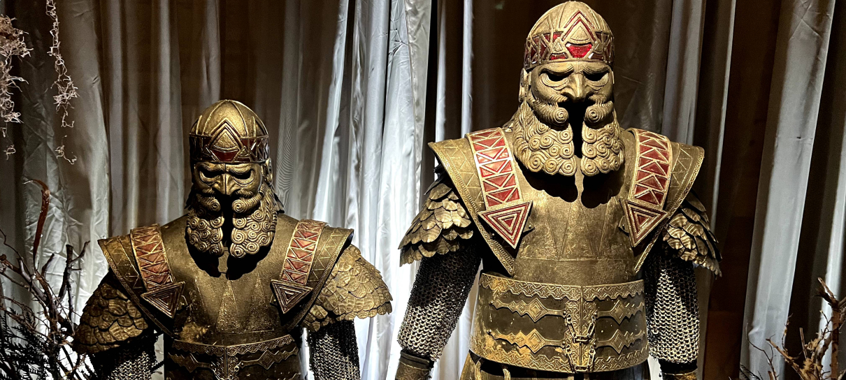 Série de O Senhor dos Anéis leva figurinos e itens a evento do Prime Video