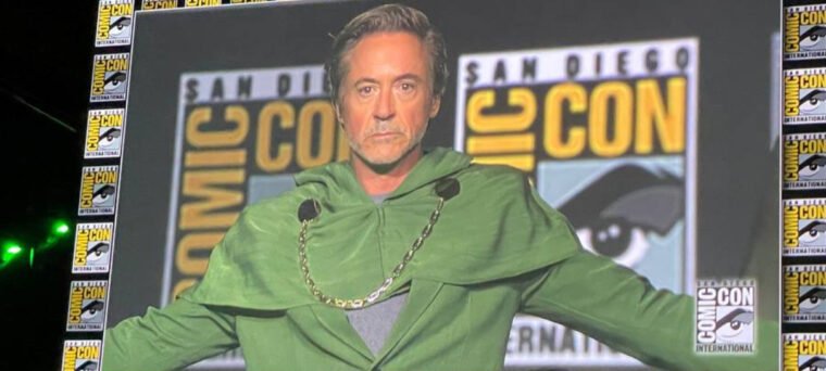 Foto de Robert Downey Jr. na San Diego Comic-Con para anunciar que será o Doutor Destino em Avengers Doomsday, o próximo filme dos Vingadores (Azaghal/NerdBunker/Reprodução)