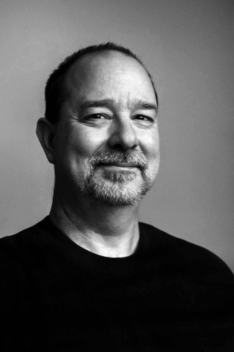 Foto de John Scalzi, autor de A Sociedade de Preservação dos Kaiju (Aleph/Reprodução)