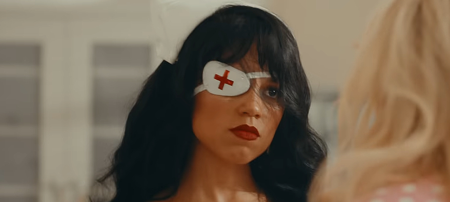 Jenna Ortega celebra filmes clássicos em clipe de Sabrina Carpenter