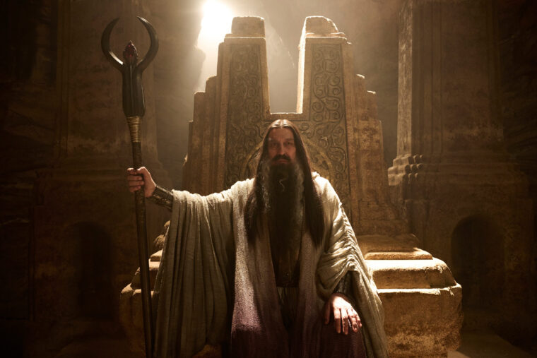 Ciarán Hinds aparece como o misterioso Mago Sombrio em O Senhor dos Anéis: Os Anéis de Poder (Prime Video/Reprodução)
