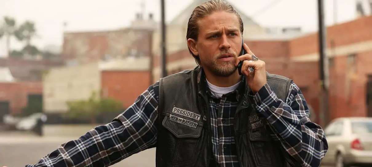 Charlie Hunnam será serial killer Ed Gein em série da Netflix