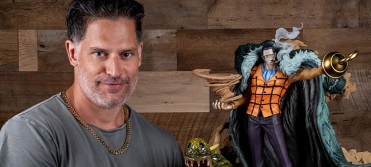 Joe Manganiello tira foto orgulhoso com estátua do Crocodile, de One Piece