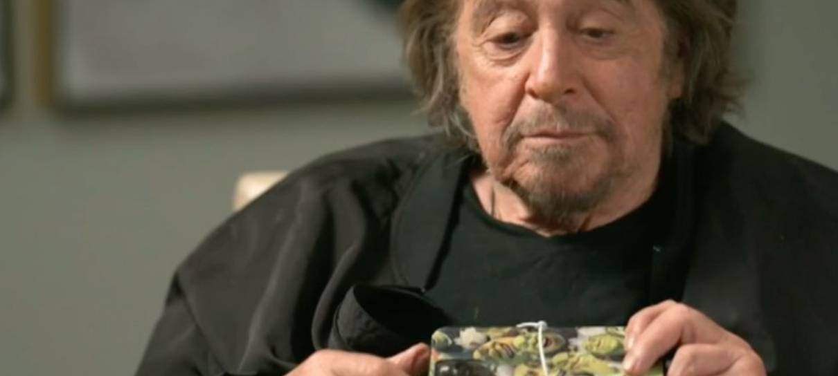 Al Pacino mostra estilosa capinha de celular do Shrek