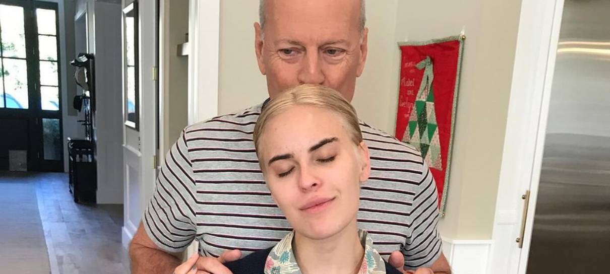 Aposentado, Bruce Willis aparece feliz em novas fotos com a filha