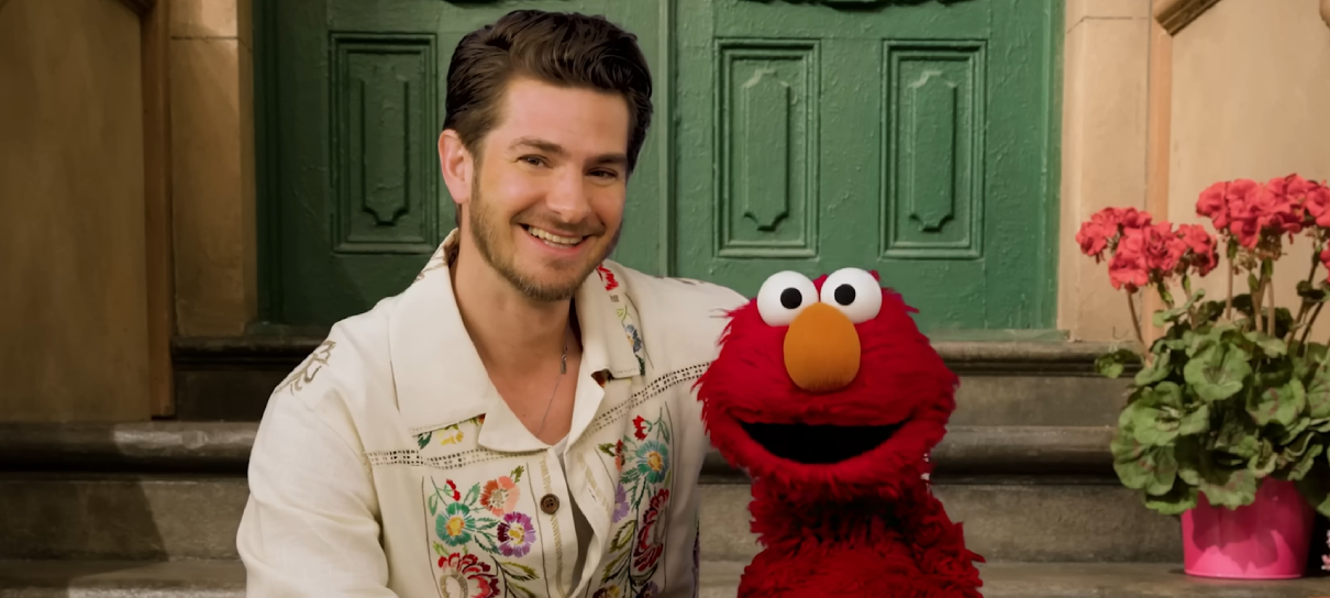 Vídeo emocionante de Andrew Garfield e Elmo ganha dublagem de Sérgio Cantú