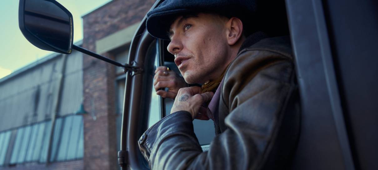 Barry Keoghan está frio e calculista em foto do filme de Peaky Blinders